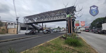 Anuncian cierre nocturno para retirar pasarela dañada en calzada Aguilar Batres. / Foto: PMT Villa Nueva.