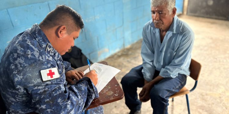 Ejército realiza jornada médica integral en comunidad de Puerto Barrios, Izabal. (Foto: Ejército de Guatemala)