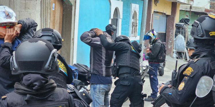 La Policía Nacional Civil reportó la captura de 151 presuntos delincuentes, 20 armas incautadas, la recuperación de una motocicleta y un vehículo. (Foto: PNC)