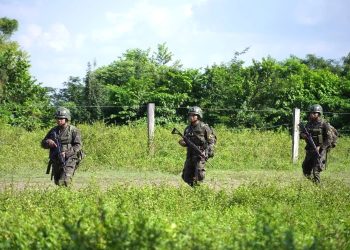 Agentes de la Policía Nacional Civil y elementos del Ejército de Guatemala refuerzan la seguridad en Nahualá y Santa Catarina Ixtahuacán. (Foto: Ejército de Guatemala)