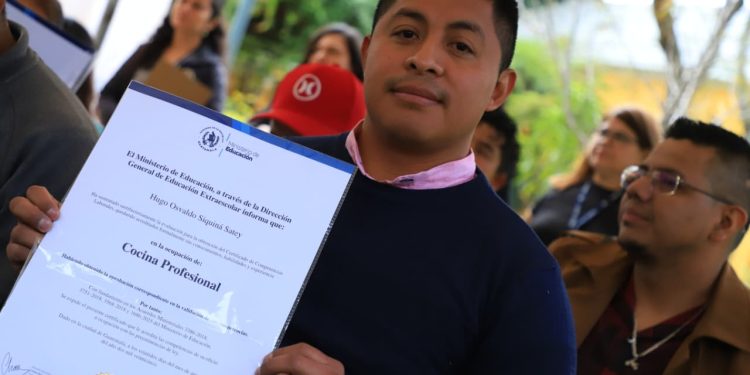 Ministerio de Educación entregó 42 Certificaciones de Competencias Laborales a migrantes retornados. (Foto: Mineduc)