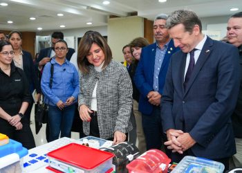 Vicepresidenta Karin Herrera participó en la entrega de kits para Clubes de Ciencias. (Foto: Vicepresidencia)