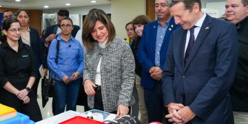 Vicepresidenta Karin Herrera participó en la entrega de kits para Clubes de Ciencias. (Foto: Vicepresidencia)