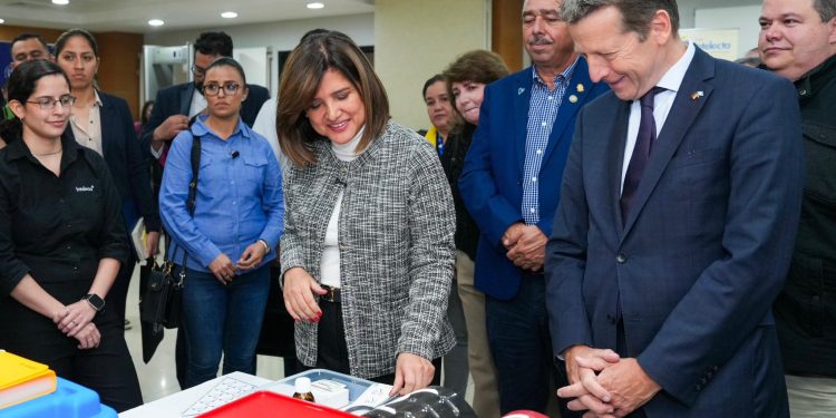 Vicepresidenta Karin Herrera participó en la entrega de kits para Clubes de Ciencias. (Foto: Vicepresidencia)
