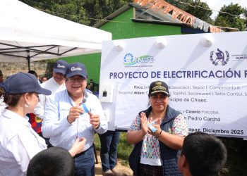 INDE Ilumina a doce comunidades de Alta Verapaz