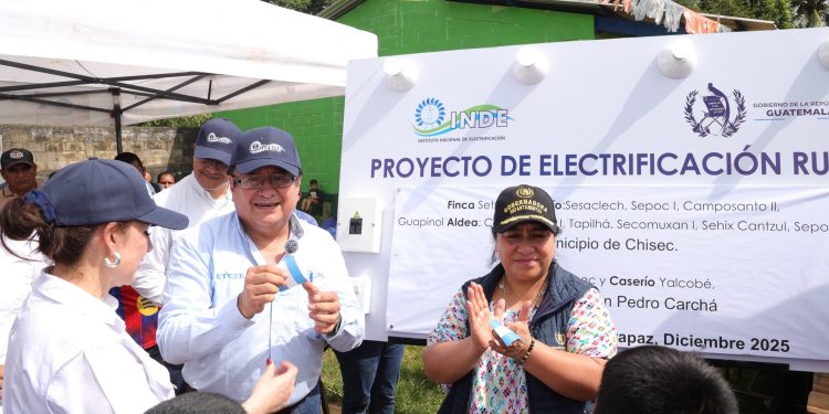 INDE Ilumina a doce comunidades de Alta Verapaz