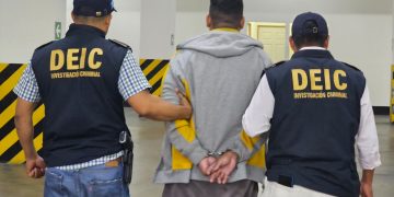 PNC captura a presuntos miembros del "Barrio 18" cobrando extorsiones. (Foto: PNC)