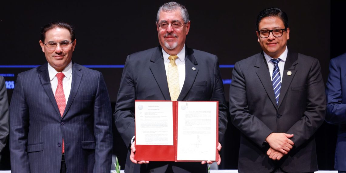 El presidente Bernardo Arévalo, junto a funcionarios durante el Encuentro contra la corrupción 2025.