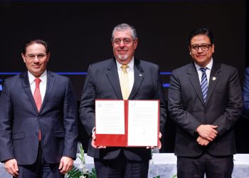 El presidente Bernardo Arévalo, junto a funcionarios durante el Encuentro contra la corrupción 2025.