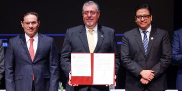El presidente Bernardo Arévalo, junto a funcionarios durante el Encuentro contra la corrupción 2025.