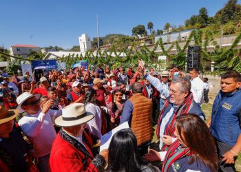 El presidente Bernardo Arévalo celebra junto a pobladores de San Juan Cotzal, octavo municipio declarado libre de pisos de tierra.