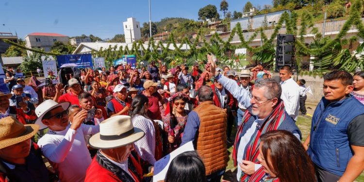 El presidente Bernardo Arévalo celebra junto a pobladores de San Juan Cotzal, octavo municipio declarado libre de pisos de tierra.