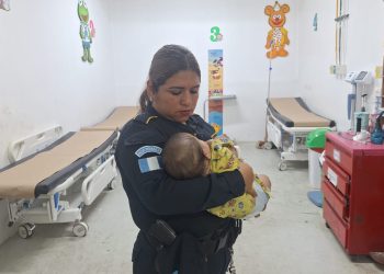 PNC rescata a recien nacido, luego de que vecinos denunciaran sobre el llanto que se escuchaba. / Foto: PNC