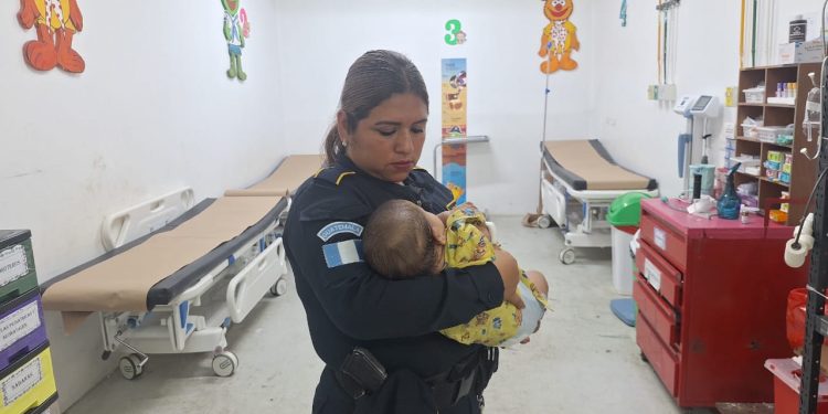 PNC rescata a recien nacido, luego de que vecinos denunciaran sobre el llanto que se escuchaba. / Foto: PNC