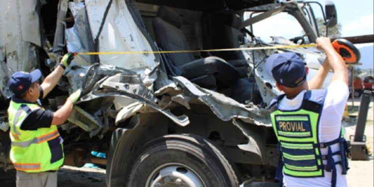 El resultado de este proceso se consigna en un informe técnico accidentológico, documento que es remitido a los juzgados competentes y al Ministerio Público. / Foto: CIV.