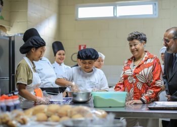 Primera dama Lucrecia Peinado comparte con jóvenes con discapacidad en CCO. Foto: SBS.
