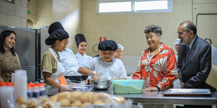 Primera dama Lucrecia Peinado comparte con jóvenes con discapacidad en CCO. Foto: SBS.
