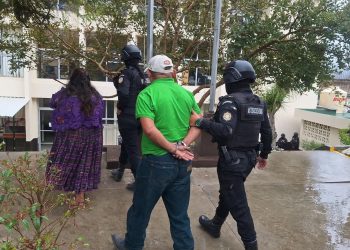 Agentes del Comando Antisecuestros de la PNC conducen a los esposos Caal, detenidos por plagio o secuestro en Alta Verapaz.
