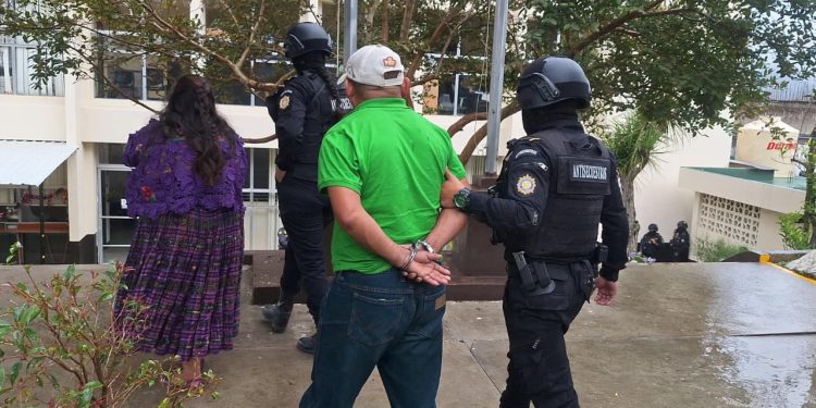 Agentes del Comando Antisecuestros de la PNC conducen a los esposos Caal, detenidos por plagio o secuestro en Alta Verapaz.