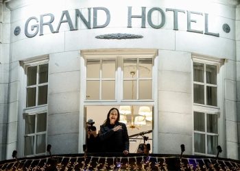 La opositora María Corina Machado saluda a venezolanos, desde el balcón del hotel donde se aloja tras su llegada a Oslo con motivo de la entrega del Premio Nobel de la Paz.