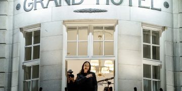 La opositora María Corina Machado saluda a venezolanos, desde el balcón del hotel donde se aloja tras su llegada a Oslo con motivo de la entrega del Premio Nobel de la Paz.