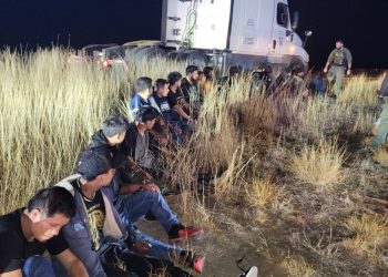 Los 23 migrantes, entre ellos guatemaltecos, se encontranan en la cabina de descanso de un camión en una carretera de Texas.