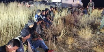 Los 23 migrantes, entre ellos guatemaltecos, se encontranan en la cabina de descanso de un camión en una carretera de Texas.