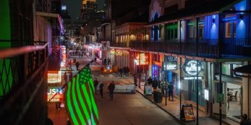 Vista de una calle de Nueva Orleans en la que negocios permanecen abierto, aunque los que son propiedad de latinos decidieron cerrar.