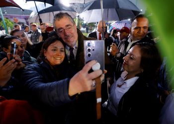 El presidente Bernardo Arévalo comparte con asistentes al acto de lanzamiento de la iniciativa literaria 25 para el 25.
