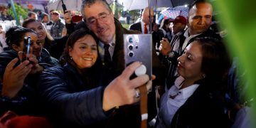 El presidente Bernardo Arévalo comparte con asistentes al acto de lanzamiento de la iniciativa literaria 25 para el 25.