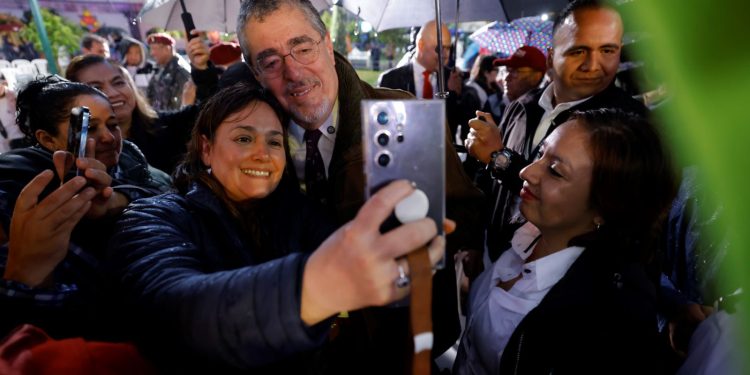 El presidente Bernardo Arévalo comparte con asistentes al acto de lanzamiento de la iniciativa literaria 25 para el 25.