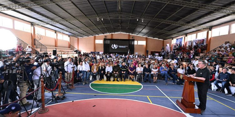 El presidente Bernardo Arévalo, durante la conferencia de prensa La Ronda, en Chiquimula.