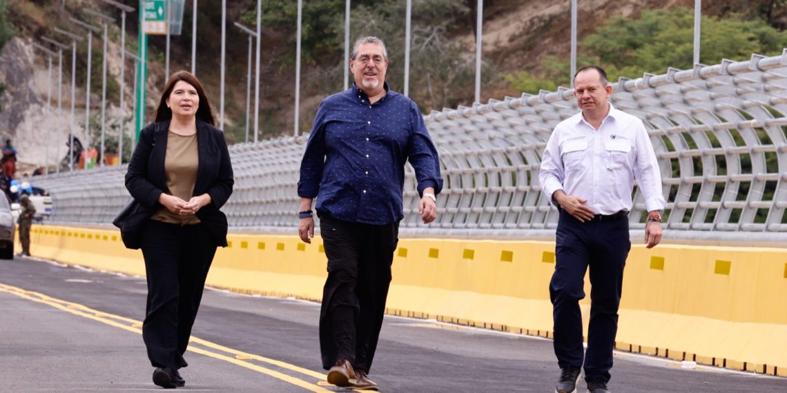 El presidente Bernardo Arévalo recorre el nuevo Puente de los Mártires junto a los ministros Norma Zea del CIV y Abelardo Pinto del Mides. /Foto: Analí Camey