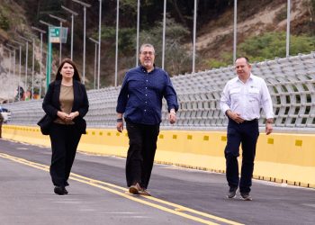 El presidente Bernardo Arévalo recorre el nuevo Puente de los Mártires junto a los ministros Norma Zea del CIV y Abelardo Pinto del Mides. /Foto: Analí Camey