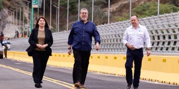 El presidente Bernardo Arévalo recorre el nuevo Puente de los Mártires junto a los ministros Norma Zea del CIV y Abelardo Pinto del Mides. /Foto: Analí Camey