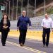 El presidente Bernardo Arévalo recorre el nuevo Puente de los Mártires junto a los ministros Norma Zea del CIV y Abelardo Pinto del Mides. /Foto: Analí Camey