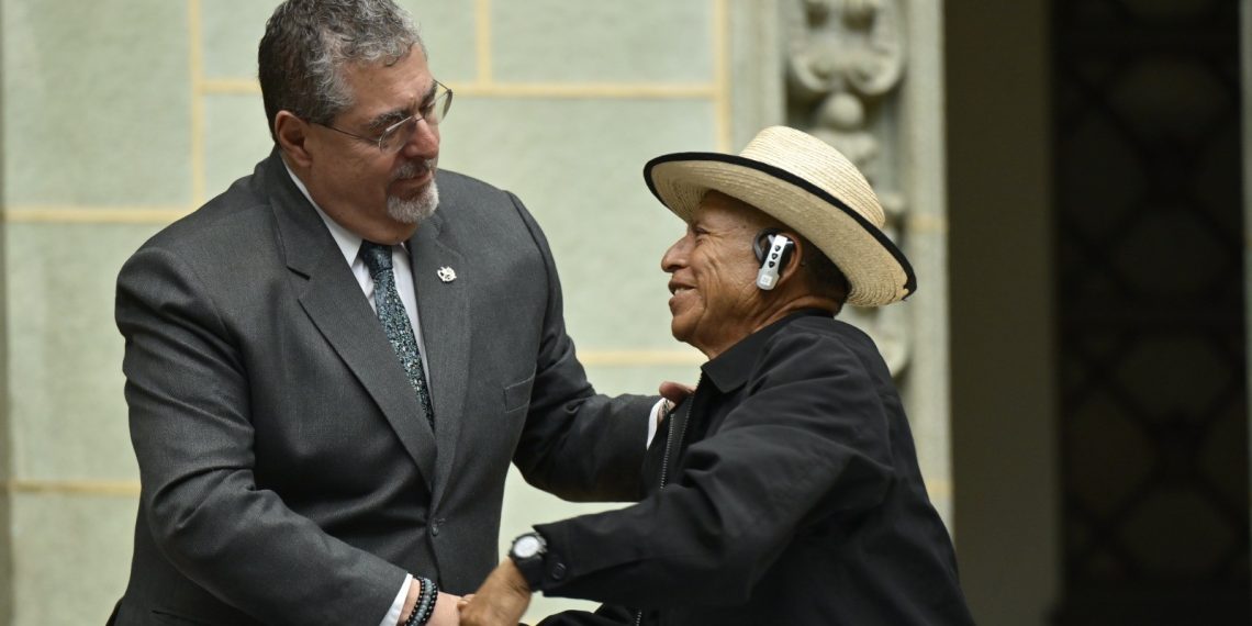 El presidente Bernardo Arévalo saluda al señor Sotero Ruiz, representante de las víctimas de desaparición, en el acto de disculpas públicas./Foto: