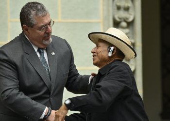 El presidente Bernardo Arévalo saluda al señor Sotero Ruiz, representante de las víctimas de desaparición, en el acto de disculpas públicas./Foto: