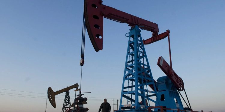 El petróleo de Texas cayó a su precio más bajo desde 2021.