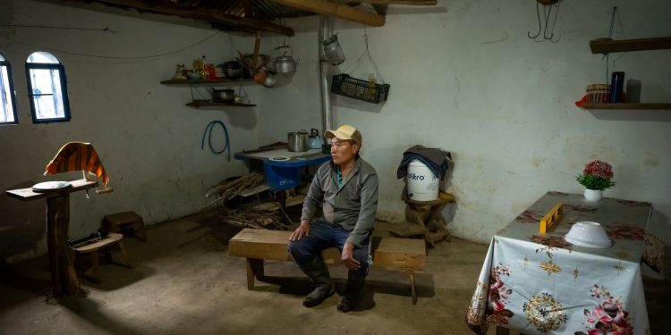 La sustitución de pisos de tierra con pisos saludables de concreto se mejora la vida de miles de personas.