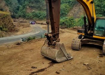 Caminos continúa recogiendo material en la ruta entre Palín y Santa María de Jesús./Foto: CIV.