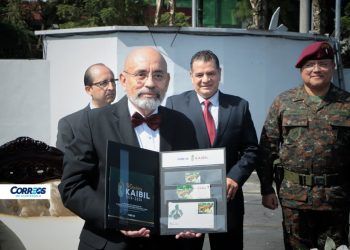 Presentan sellos postales alusivos a los 50 años de las fuerzas Kaibil del Ejército de Guatemala. / Foto: Correos de Guatemala.