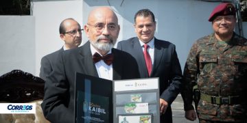 Presentan sellos postales alusivos a los 50 años de las fuerzas Kaibil del Ejército de Guatemala. / Foto: Correos de Guatemala.