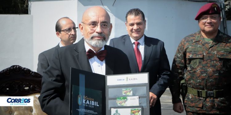 Presentan sellos postales alusivos a los 50 años de las fuerzas Kaibil del Ejército de Guatemala. / Foto: Correos de Guatemala.