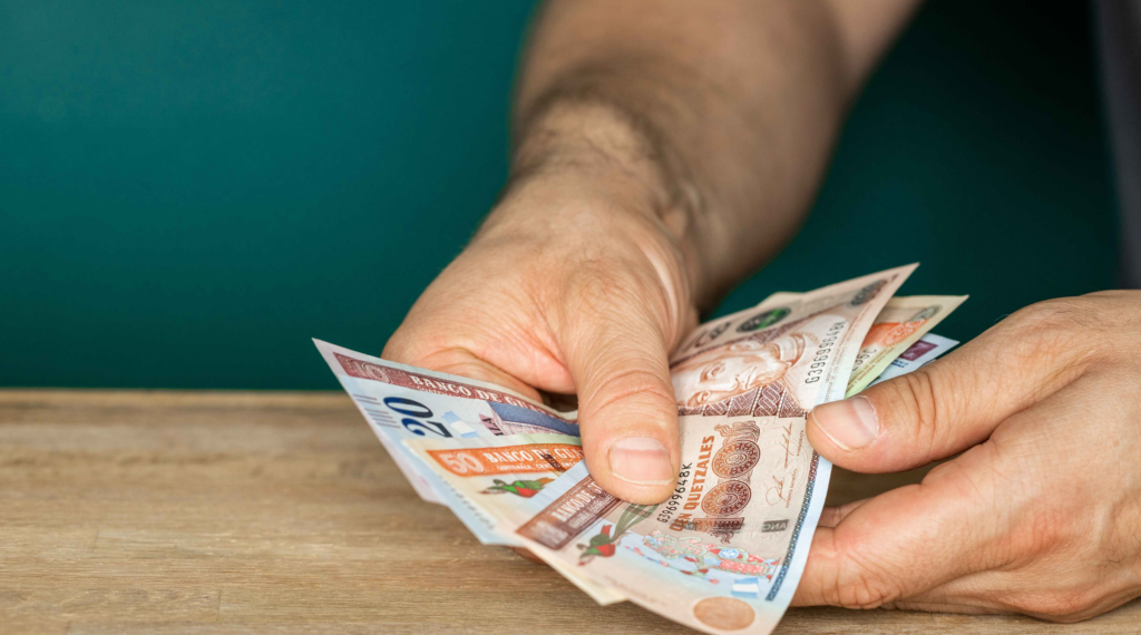 Te explicamos los cálculos aplicables sobre los nuevos montos del salario mínimo y su relación con el ISR. / Foto: Minfin.