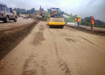La Dirección General de Caminos trabaja en la ampliación de la carretera entre Cobán y Santa Cruz Verapaz.