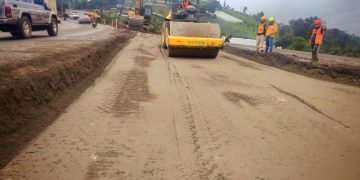 La Dirección General de Caminos trabaja en la ampliación de la carretera entre Cobán y Santa Cruz Verapaz.