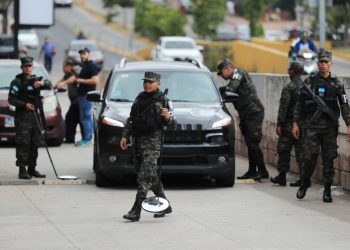 Policías militares de Honduras mantienen control del ingreso al lugar donde se debe desarrollar el escrutinio especial.