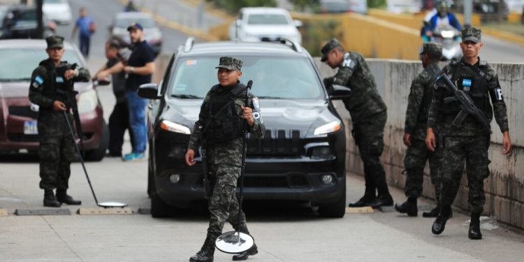 Policías militares de Honduras mantienen control del ingreso al lugar donde se debe desarrollar el escrutinio especial.