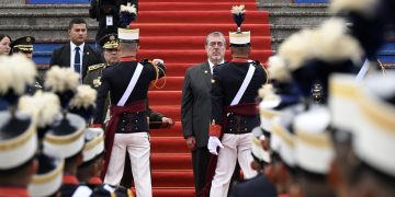 Presidente Arévalo participó en la graduación de la 162 de damas y caballeros cadetes del Ejército de Guatemala. (Foto: Byron de la Cruz)